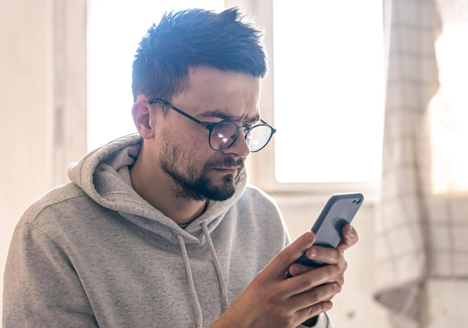 man addicted to his cellphone
